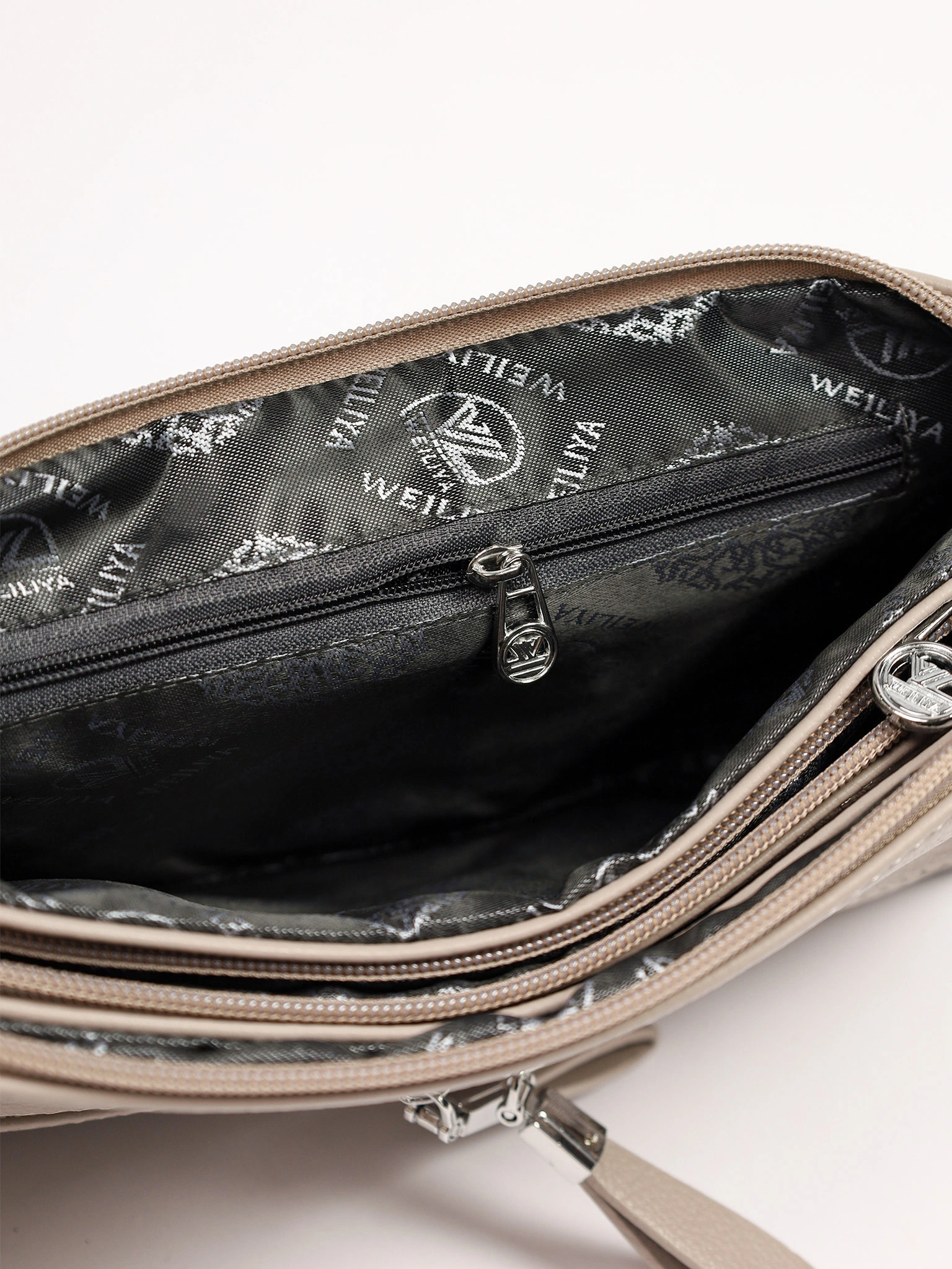 Сумка-кроссбоди со съемной ручкой и декоративными пуллерами в ассортименте